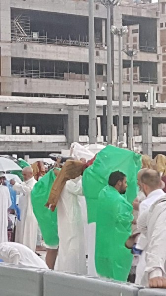 بالصور.. الأمطار تنعش زائروا البيت الحرام