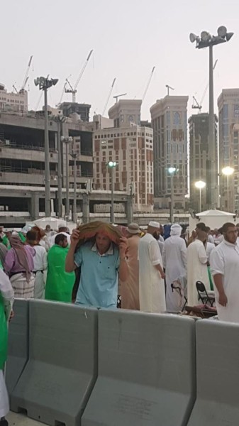 بالصور.. الأمطار تنعش زائروا البيت الحرام