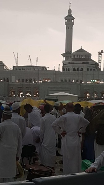 بالصور.. الأمطار تنعش زائروا البيت الحرام