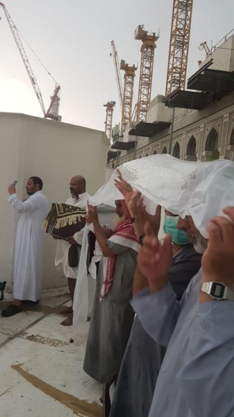 بالصور.. الأمطار تنعش زائروا البيت الحرام