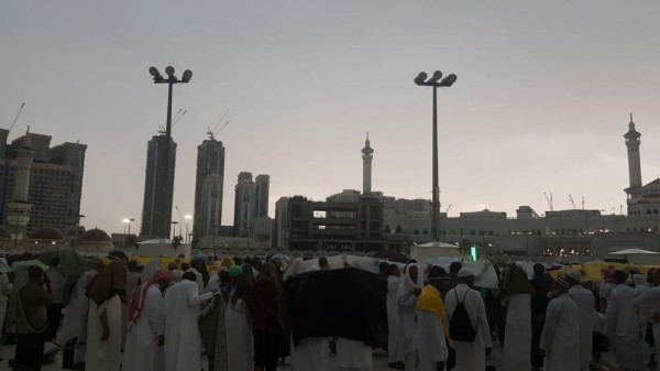 بالصور.. الأمطار تنعش زائروا البيت الحرام