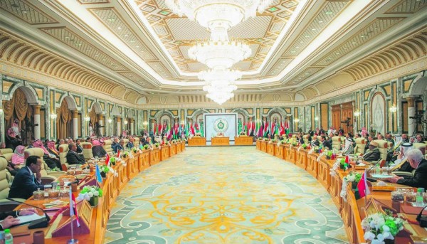 إعلاميون ومثقفون وسياسيون ينوهون بمضامين القمم الثلاث