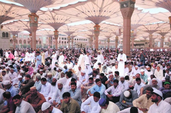 زوار المسجد النبوي يودعون الجمعة الأخيرة من رمضان