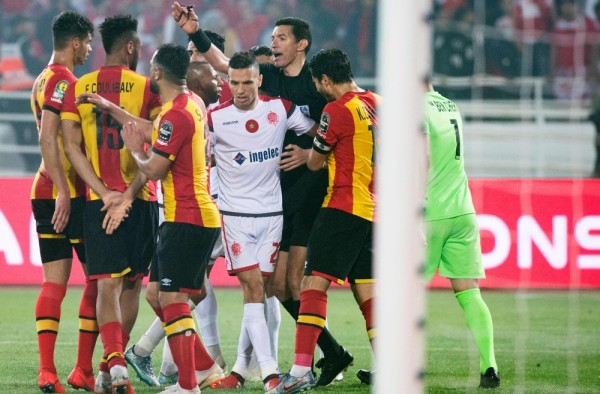 الحكم ينهي المباراة متوجا الترجي بطلا للموسم الثاني تواليا