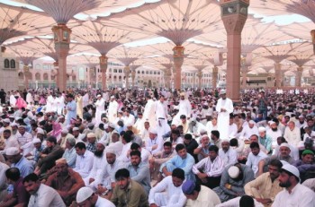 زوار المسجد النبوي يودعون الجمعة الأخيرة من رمضان