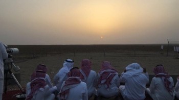 المحكمة العليا تدعو إلى تحري رؤية هلال شهر شوال