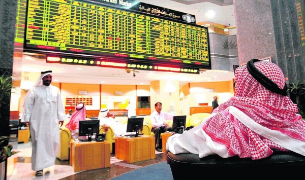 شركات الأسهم الخليجية تتأقلم مع الضغوط بخطط توسعية