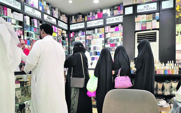 إقبال كبير على أنواع العود والبخور.. والصناعي يهزم الطبيعي