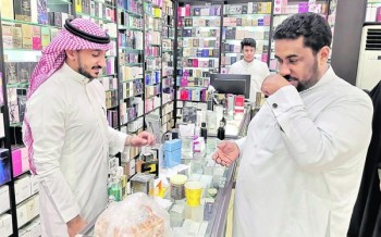 إقبال كبير على أنواع العود والبخور.. والصناعي يهزم الطبيعي