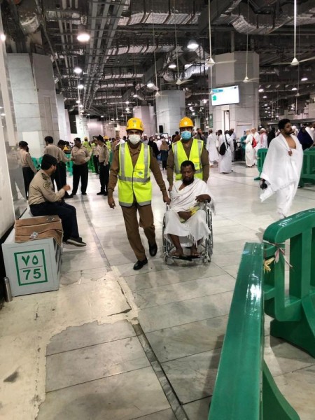 بالصور.. الدفاع المدني ينقذ عشرات الحالات بالحرم 