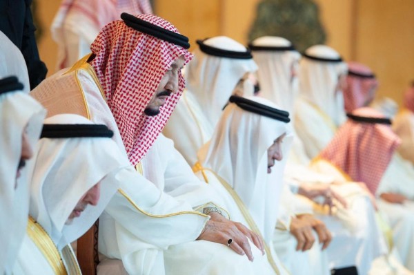 خادم الحرمين يؤدي صلاة العيد بالمسجد الحرام