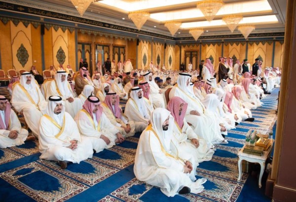 خادم الحرمين يؤدي صلاة العيد بالمسجد الحرام