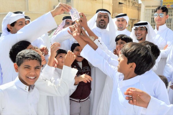 «العيدية».. عادة صامدة تتوارثها الأجيال في الشرقية