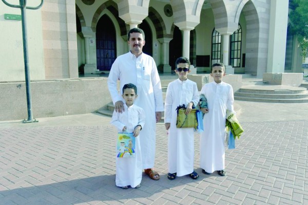 فرحة عيد الفطر تعلو وجوه أطفال الشرقية