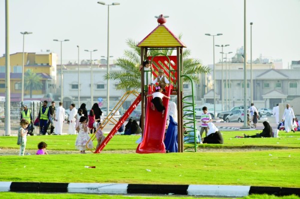 فرحة عيد الفطر تعلو وجوه أطفال الشرقية