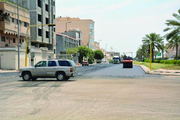 إعادة سفلتة شارع الرياض بالقطيف