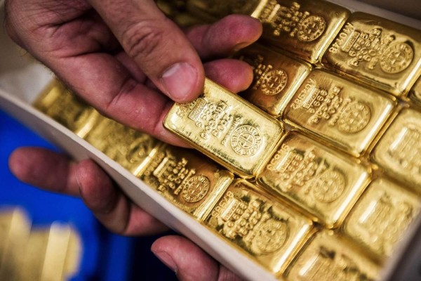 الذهب يستقر بعد نزوله من ذروة 15 أسبوعًا