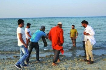 زوار يتوافدون على شاطئ العقير والميناء التاريخي