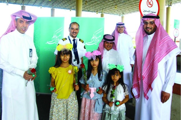 جمرك الرقعي يعايد المسافرين بالورود والحلوى