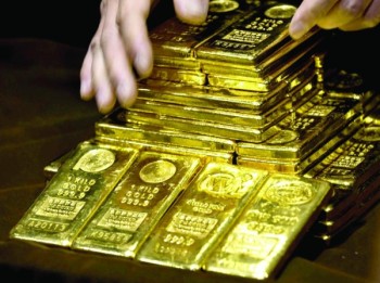 الذهب يستقر بعد نزوله من ذروة 15 أسبوعا