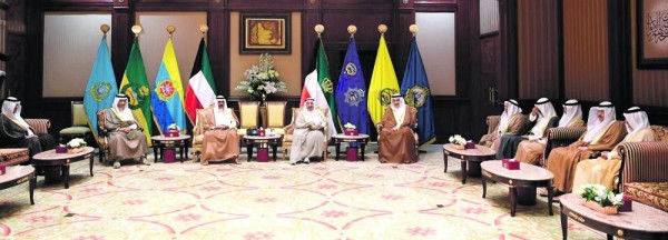 الأمير منصور بن متعب ينقل تعازي القيادة لأمير الكويت
