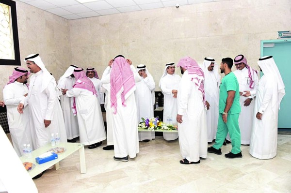 «أمل الدمام» يعايد موظفيه