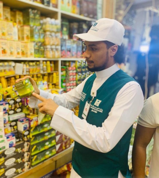 ضبط مواد غذائية وطبية تحمل ادعاءات دينية بمكة