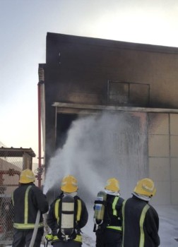 إخماد حريق في مستودع مفروشات بالدمام