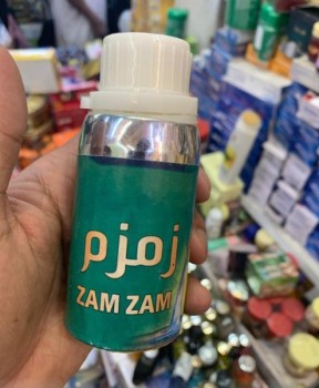 ضبط مواد غذائية وطبية تحمل ادعاءات دينية بمكة