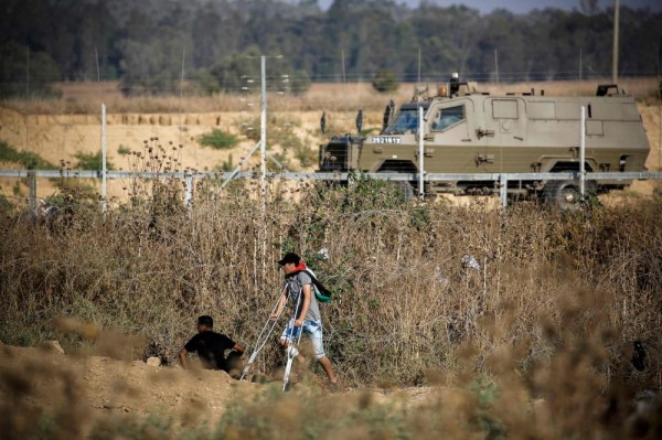 إصابة عشرات الفلسطينيين بالرصاص والاختناق في غزة