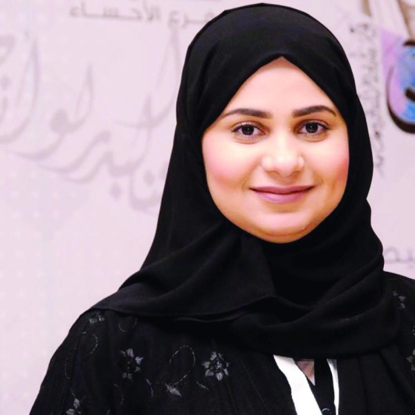 نوف نبيل وبوخمسين يعانقان الشعر في فنون الأحساء