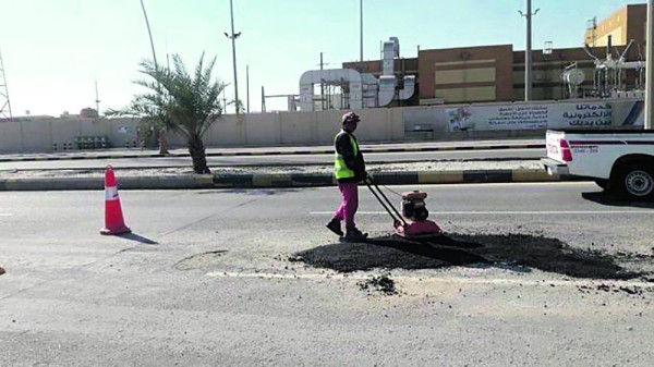 استكمال أعمال ردم الحفر في طرق وشوارع الخفجي