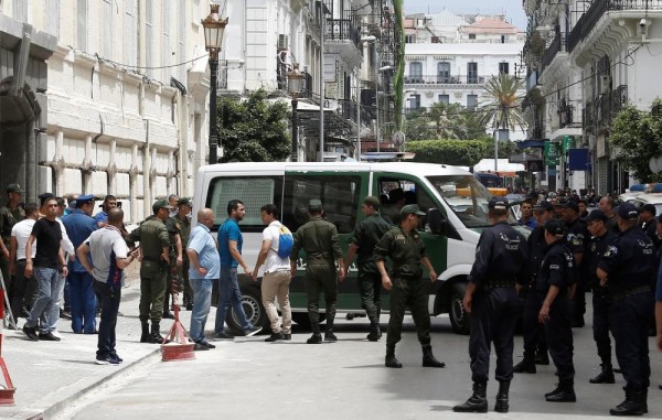 الجزائر.. استجواب مسؤولين سابقين في قضايا فساد