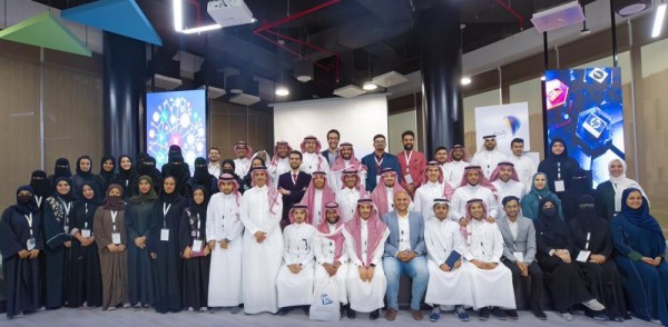 «الاتصالات» تستضيف طلاب الجامعات في «قمم»