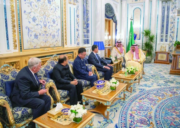 الملك يتسلم أوراق اعتماد سفراء دول صديقة