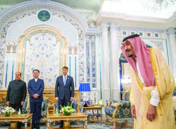 الملك يتسلم أوراق اعتماد سفراء دول صديقة