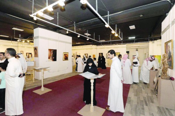 55 تشكيليا يطرحون أعمالهم الواقعية بفنون الأحساء
