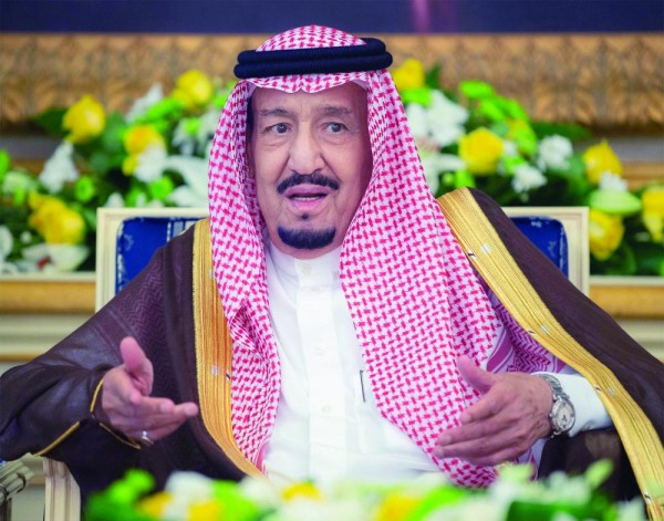 الملك يستقبل الأمراء والعلماء وجمعا من المواطنين
