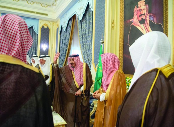 الملك يستقبل الأمراء والعلماء وجمعا من المواطنين
