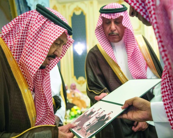 الملك يستقبل الأمراء والعلماء وجمعا من المواطنين