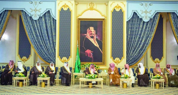 الملك يستقبل الأمراء والعلماء وجمعا من المواطنين