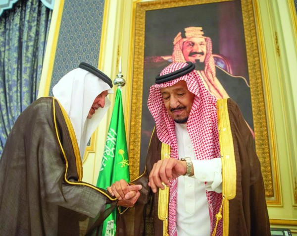 الملك يستقبل الأمراء والعلماء وجمعا من المواطنين