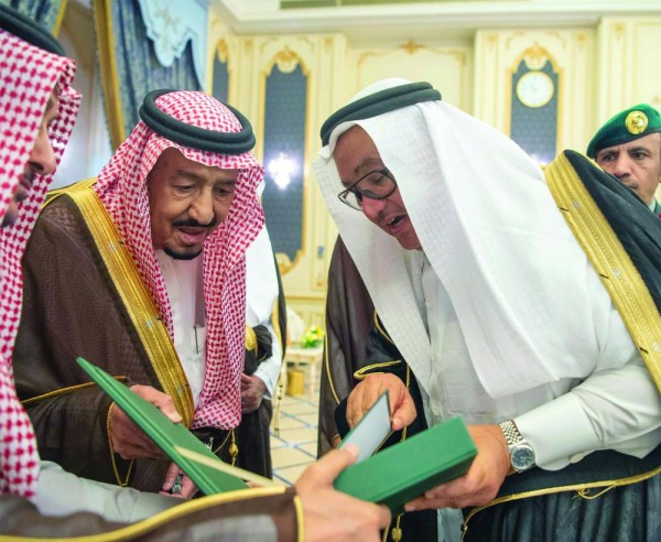 الملك يستقبل الأمراء والعلماء وجمعا من المواطنين