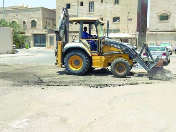 إزالة المطبات العشوائية في شوارع وأحياء العوامية