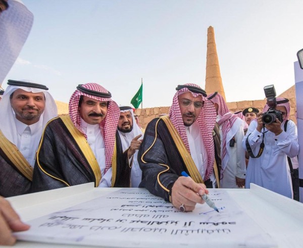 أمير القصيم يدشن مشروعات في الرس بـ253 مليونًا