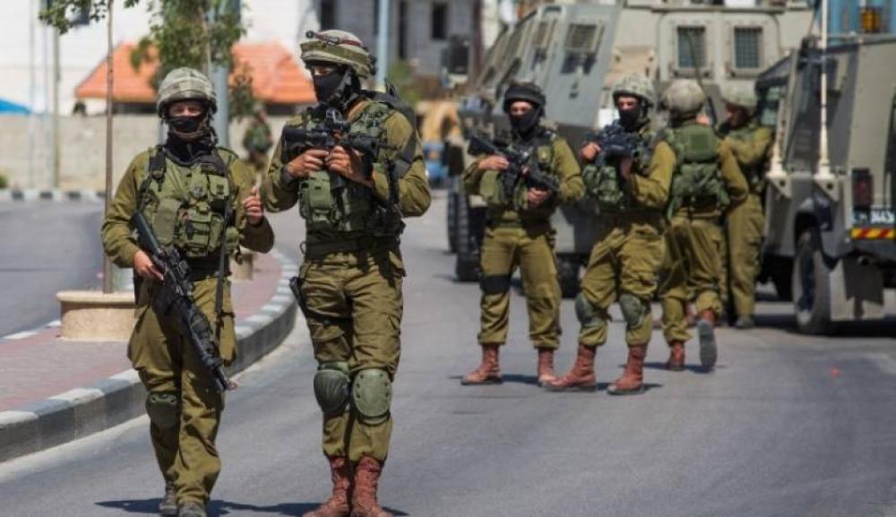 قوات الإحتلال تعتقل 3 فلسطينيين من الخليل