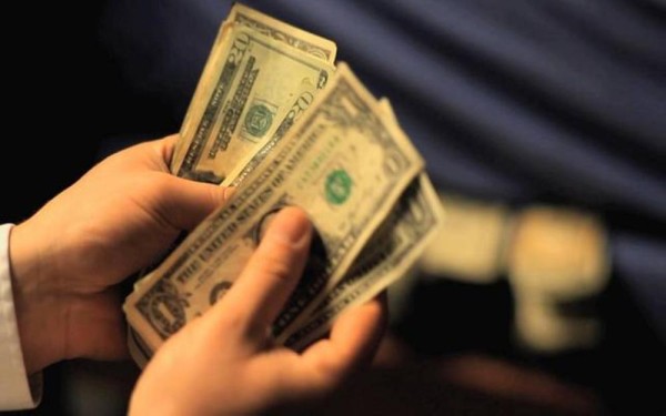 الدولار يتجه لأكبر انخفاض منذ بداية العام