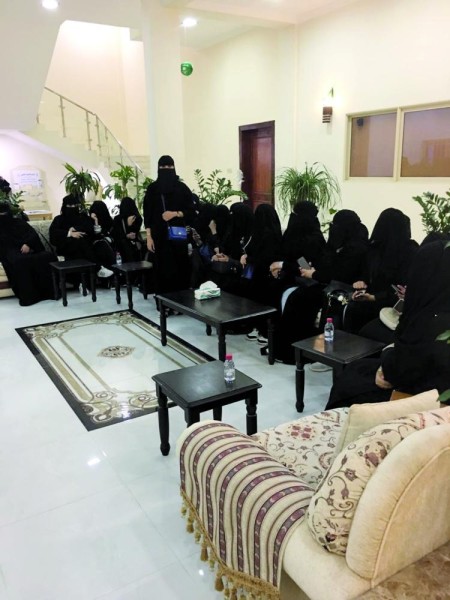 فتيات يوقعن أشعارهن بالصوت في أدبي الأحساء