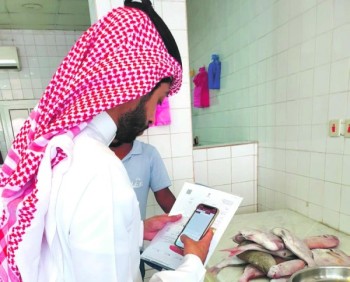 ضبط وإتلاف أسماك فاسدة وسط الهفوف