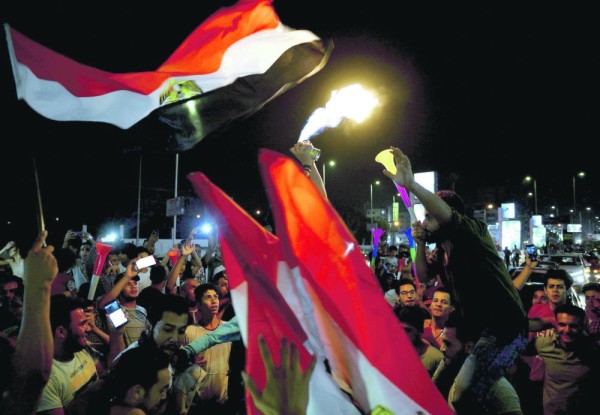 احتفالات صاخبة في الشوارع المصرية